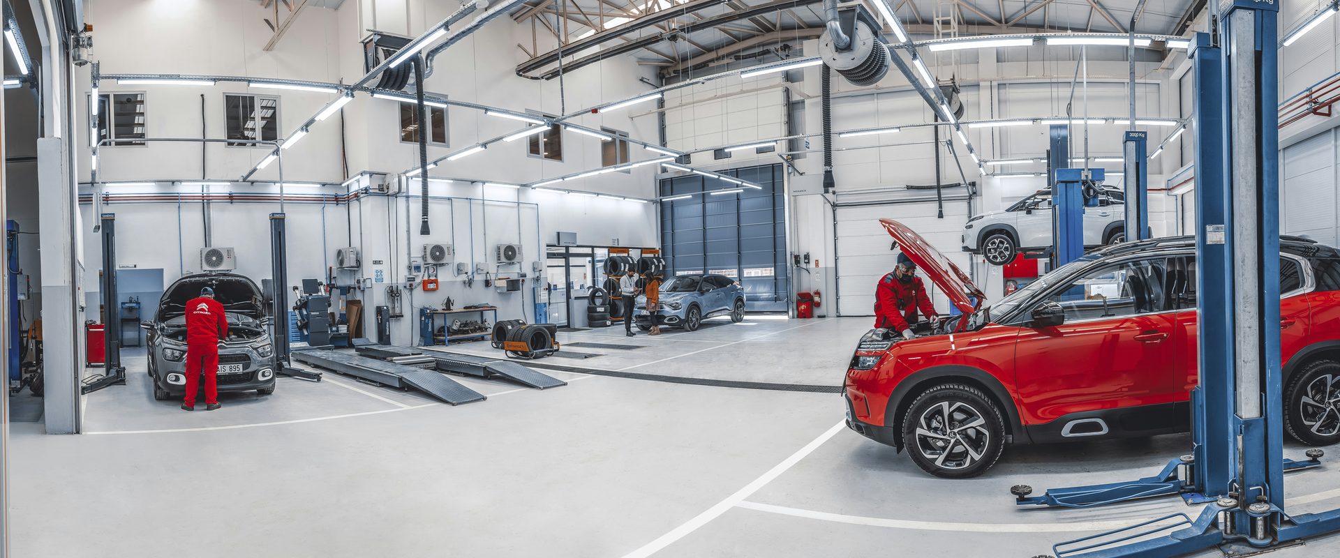 Werkstatthalle der APEX Autowerkstatt mit Fahrzeug auf der Hebebühne